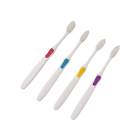 Vente en gros de brosses à dents manuelles colorées pour adultes B817, brosse à dents écologique à poils doux en PBT avec PP+TPE