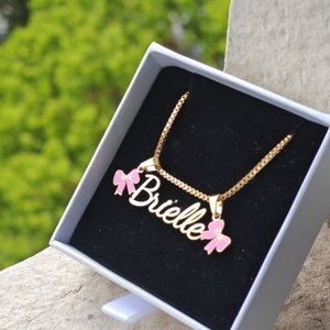 Collana Personalizzata Qiuhan con Nome in Oro e Fiocchi Rosa, Ciondolo a Cuore con Fiocco Personalizzato, Gioiello Unico Regalo per Ragazze - Product Image 2