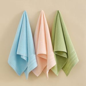 Serviette de bain en coton de couleur unie, douce et absorbante, adaptée à un usage domestique et hôtelier, disponible en gros - Product Image 3