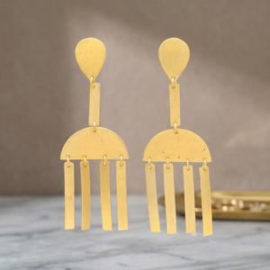 Pendientes Étnicos Unisex Golden Cascade Delights, Chapados en Oro de 18k y Rodio, con Discos Grandes que Colgulan de una Cadena Larga - Product Image 2