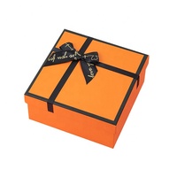 Petite boîte cadeau de mariage pour la Saint-Valentin avec gaufrage, laminage brillant et mat, revêtement UV, doublure en éponge recyclable, sac en papier