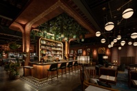 Comptoir de bar moderne et esthétique avec dessus en bois et éclairage LED pour restaurant musical, boîte de nuit, bar à vin