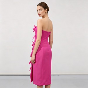 Robe formelle ajustée pour femme avec logo personnalisé, appliques florales printanières et fentes latérales - Product Image 3