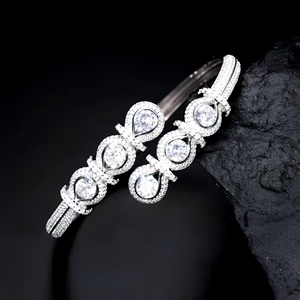 Brazalete de Oro con Cruz de Doble Hilera Micro Pavé Estilo Hip Hop, Diamantes Cultivados en Laboratorio, Diseño Abierto, Pulsera Clásica de Tendencia con Certificación IGI - Product Image 4