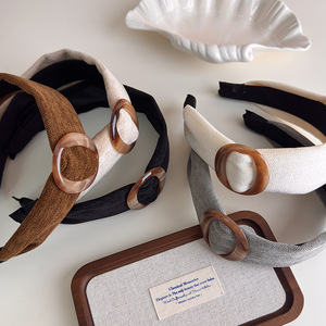 Serre-tête large en tissu uni pour femme avec boucle ovale en résine marron – Accessoire de mode féminin - Product Image 1