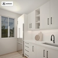 Meuble de cuisine laqué minimaliste en configuration en U avec portes en dalles blanc chaud, poignées rondes fines et boîtes de rangement en MDF