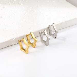 Pendientes de Aro Geométricos Modernos, Chapados en Oro de 18K, Acero Inoxidable Pulido, Joyería con Triángulo Hueco y Estrella - Product Image 5