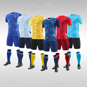 Camiseta de Fútbol para Adultos Modelo 100% Poliéster Transpirable de Secado Rápido Personalizable con Nombres y Números del Equipo Tela Transpirable Mangas Cortas - Product Image 1