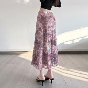 Jupe midi élégante à taille basse avec imprimé rose vintage, patchwork de dentelle et double couche de tulle, coupe ajustée - Product Image 4