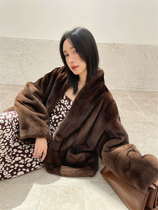 Cappotto da Donna Nuovo d'Importazione Invernale in Velluto di Visone Nero Pastello Taglio Ampio Corto Vendita all'Ingrosso - Product Image 2