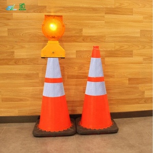 Cône de signalisation routière en PVC réfléchissant haute visibilité pour la sécurité routière, produit d'avertissement de circulation - Product Image 1