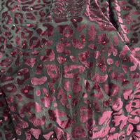 Strass de cristaux rouges scintillants de style personnalisé incrusté sur tissu de maille de polyester avec imprimé léopard en velours