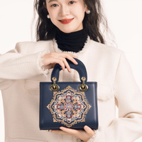Sac à main structuré haut de gamme en cuir PU avec broderie et accents en cristal, idéal pour les expositions de luxe et les cérémonies de remise de prix, sac à main fait main
