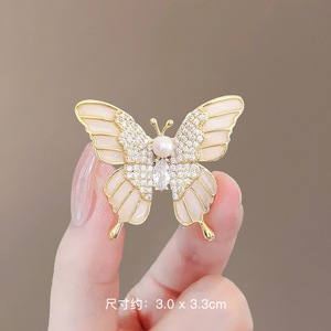 Broche en forma de V de cristal de lujo al por mayor, joyería de aleación de estilo europeo para niños, accesorios decorativos para ropa de boda - Product Image 2