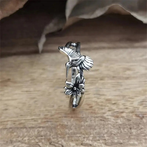Anello Vintage con Colibrì e Fiore per Donne, Stile Argento Anticato, Gioiello Artistico Minimalista e Fresco, Regalo - Product Image 6