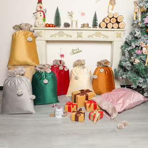 Sacchi Regalo di Natale in Poliestere Grandi e Resistenti con Polsini in Pelliccia e Pompon, Riutilizzabili per la Famiglia - Vendita all'Ingrosso - Product Image 4