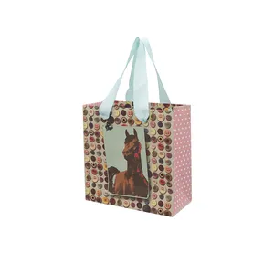 定制小圣诞礼物包装纸袋包装，带丝绸手柄，用于纪念品糖果饰品
