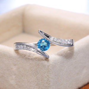 Anello Rotondo con Zirconi da Donna, Elegante e Minimalista, con Micro Pavé, Versatile per l'Uso Quotidiano e da Viaggio, Gioiello di Tendenza - Product Image 3
