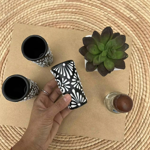 Verres à liqueur de tequila personnalisés de 2 oz tasse en céramique peinte à la main avec des cadeaux de conception de poterie mexicaine Talavera pour les amis - Product Image 1