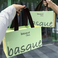 Boîte en papier longue personnalisée avec logo pour cheesecake basque, ensemble d'emballage de pâtisserie avec poignée en ruban, sac fourre-tout en papier pour boulangerie OEM ODM