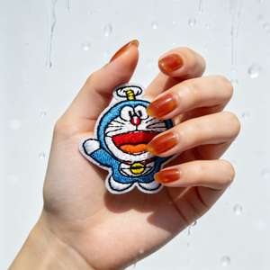 Patch brodé de créateur pour vêtements d'enfants style anime, motif chat bleu de dessin animé avec hélice rotative sur la tête - Product Image 1