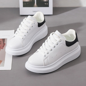 Nouvelles chaussures décontractées en cuir pour femme, collection printemps 2026, tendance, à semelle épaisse, style running, polyvalentes, blanches - Product Image 2