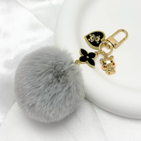 Porte-clés mignons avec pompons, porte-clés boule rose, chaînes perlées, sangles, pendentif trèfle à quatre feuilles, breloque ours pour téléphone, porte-clés moelleux