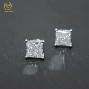 Boucles d'oreilles classiques en or 10 carats avec diamants taille princesse 4 carats D VVS2 certifiés IGI, diamants de laboratoire solitaires pour usage quotidien - Product Image 1