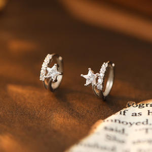 Vente en gros de boucles d'oreilles créoles en argent sterling 925 boucles d'oreilles huggies en zircon étoile Boucles d'oreilles cercles polyvalentes plaquées <span class=keywords><strong>gola</strong></span> 18 carats pour femmes - Product Image 4