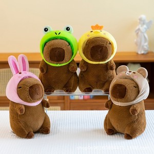Peluche Capybara de 8 pouces, motif animal de dessin animé, avec chapeau lapin fraise, vente en gros d'usine, pour présentation en machine à griffes - Product Image 1