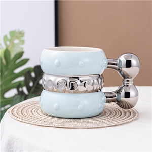 Tasses à café en céramique de luxe gaufrées 400 ml, mugs personnalisés pour la bière LOUERS VODKA avec anse dorée - Product Image 3