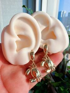 Boucles d'oreilles pendantes personnalisées en forme de crabe marin, plaquées or, en laiton, boucles d'oreilles créoles, jolies boucles d'oreilles en forme d'animaux marins pour femmes, vente en gros - Product Image 1