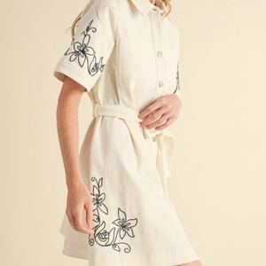 เดรสยีนส์ปักลายดอกไม้ดีไซน์ใหม่สำหรับผู้หญิง ขายส่งแบบกำหนดเองได้ พร้อมเข็มขัดและกระดุม - Product Image 2