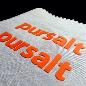 Étiquettes de vêtements en caoutchouc 3D durables avec logo de marque en relief personnalisé, étiquettes de vêtements en silicone à transfert thermique pour vêtements - Product Image 1