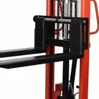 รถยกไฮดรอลิกแบบแมนนวลขนาดเล็ก 2 ตัน 3 ล้อ แบบเข็นมือ  สำหรับยกของขึ้นเอง - Product Image 6