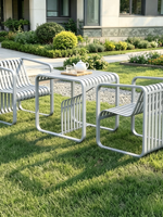 Ensemble table et chaises décontractées pour l'extérieur, idéal pour les patios et les B&B ; Mobilier de jardin en fer style osier, design tendance et luxe léger