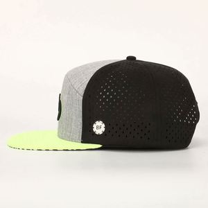 Gorra de rendimiento perforada con orificios cortados a láser, impermeable, con logotipo bordado, de 7 paneles y visera plana, personalizada al por mayor, tipo Snapback - Product Image 4