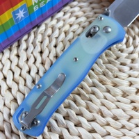 Couteau pliant de camping BM-535 avec manche dégradé bleu (qualité EDC/Collectionneur) Lame drop-point finition Stonewashed à bouton-poussoir