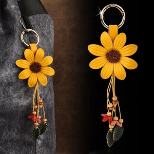 Porte-clés en cuir PU tressé style bohème avec pampille pour sacs et voitures – Breloque 3D écologique en forme de fruit/panda - Product Image 2