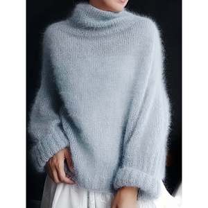 Pull à col roulé bleu clair duveteux pour femme, coupe décontractée - Product Image 3