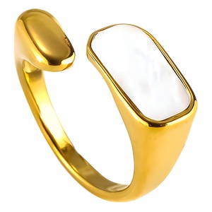 แหวนเปิดประดับมุกสีขาวแบบปรับได้สำหรับผู้หญิง |   สแตนเลสสตีลชุบทอง 18K PVD |   แหวนเปลือกหอยมินิมอล - Product Image 1