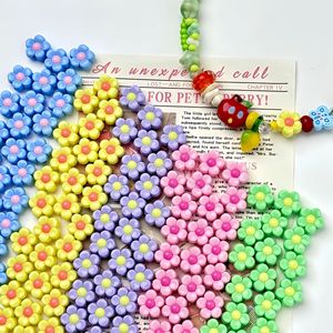 Cuentas Acrílicas Florales YWLY al por Mayor <span class=keywords><strong>para</strong></span> la Creación de Joyas, Lindos Dijes de Flores, Suministros <span class=keywords><strong>para</strong></span> Manualidades DIY, <span class=keywords><strong>Pulseras</strong></span> y Collares <span class=keywords><strong>para</strong></span> <span class=keywords><strong>Niñas</strong></span>, Bolsa OPP - Product Image 1