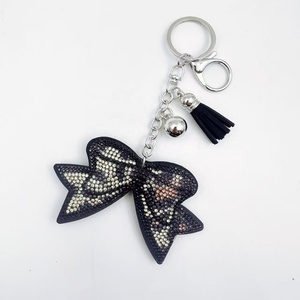 Llaveros con dijes de lazo de leopardo, cristales brillantes y diamantes, accesorios para bolsos, llaveros para llaves de coche, llaveros con borlas y llaveros con lazo de animadora - Product Image 2