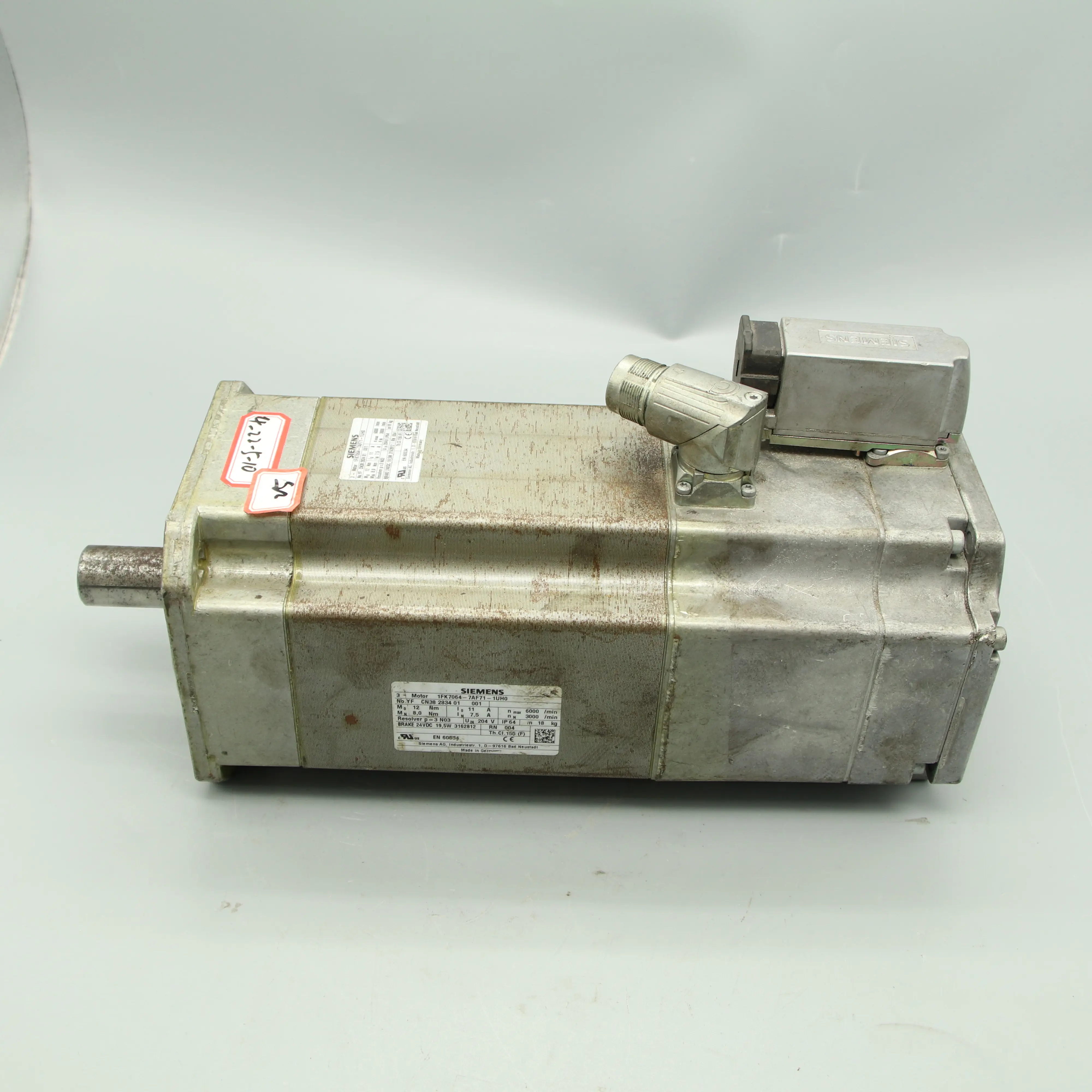 محرك سيرفو متزامن من Siemens طراز 1FK7064-7AF71-1UH0 ماكينة CNC محرك سيرفو من قطعة واحدة ثلاثي الطور لمحركات تتراوح من 2 إلى 15 كيلو وات أي 4 عادية