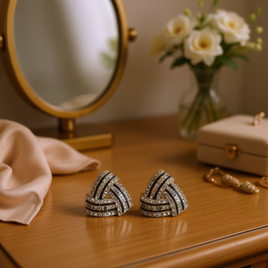 Pendientes geométricos chapados en oro con cristales de imitación y la palabra 'Love', joyería moderna para fiestas para mujeres. - Product Image 2