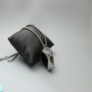Collier pendentif crâne en acier inoxydable avec yeux en pierre rouge, bijoux de mode unisexe, cadeau - Product Image 3