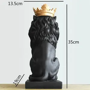 European style shop display decoration lion with crown statue On Table