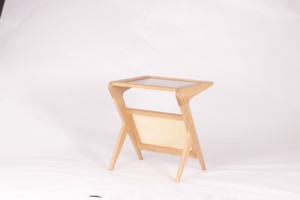Table d'appoint contemporaine Japandi, table d'appoint en bois clair avec surface en rotin et verre pour café, restaurant - Product Image 4