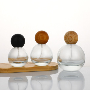 Flacon de parfum en verre transparent rond de haute qualité avec pulvérisateur à chaud de 30 ml, 50 ml, 100 ml et bouchons en <span class=keywords><strong>bois</strong></span> de forme originale - Product Image 2