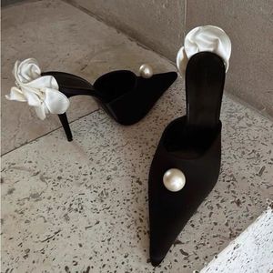 Escarpins noirs de luxe pour femme avec talons hauts de 8 cm, fleur blanche et perle au dos, pour soirée - Product Image 1